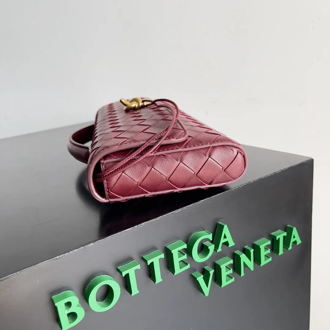 The batch of 1360 BV Andiamo evening handbags has been heavily planted again~ The designer aesthetics in the era of economic downturn are back. I fall in love with it at first sight and can't put it down. It's so beautiful and full of aura. The shape and texture are very competitive. It's light in weight and has sufficient capacity. It's a must-have for fashionistas. It's suitable for many occasions, minimalist, high-end and light luxury. Model No.: 741511 Size: 31*13*3cm